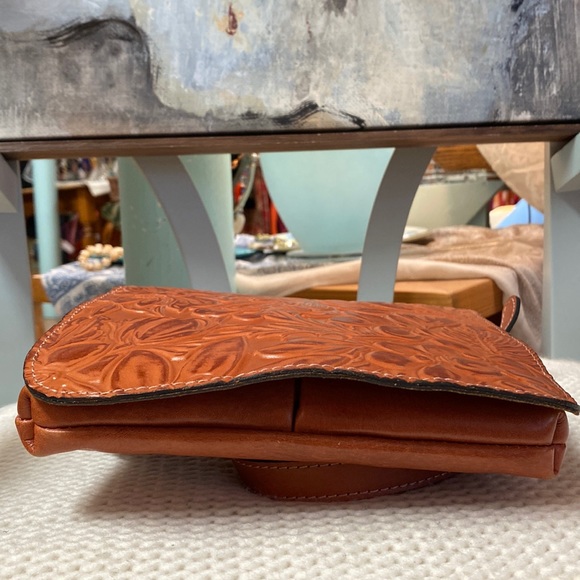 *SOLD*Patricia Nash Granada Floral Crossbody In Dusty Rose - Picture 7 of 15